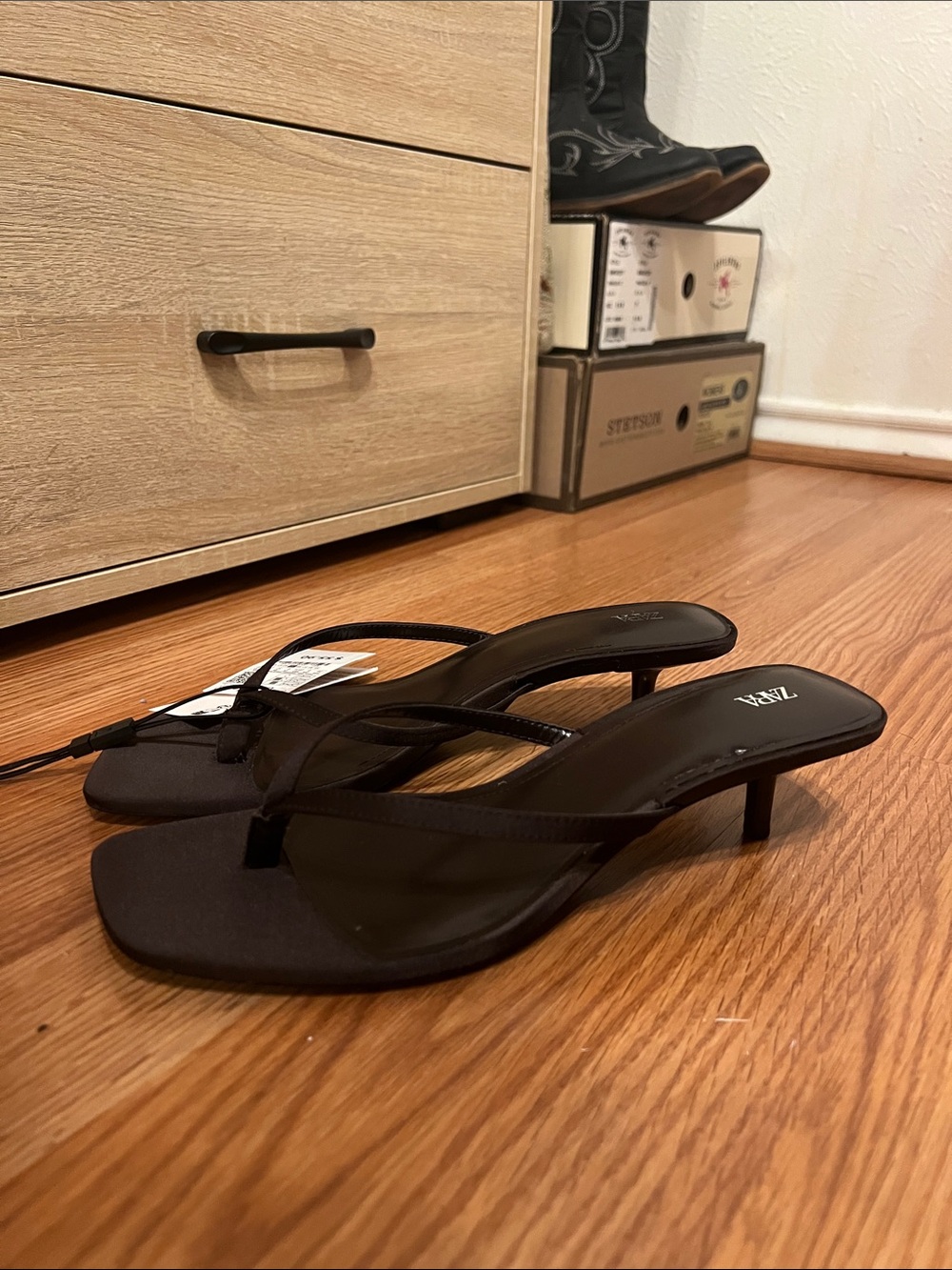 Zara brown satin thong sandals with kitten heel - Picture 6 of 7